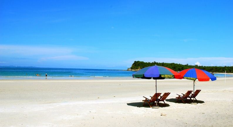 Minh-Chau-beach-Quan-Lan-island-1